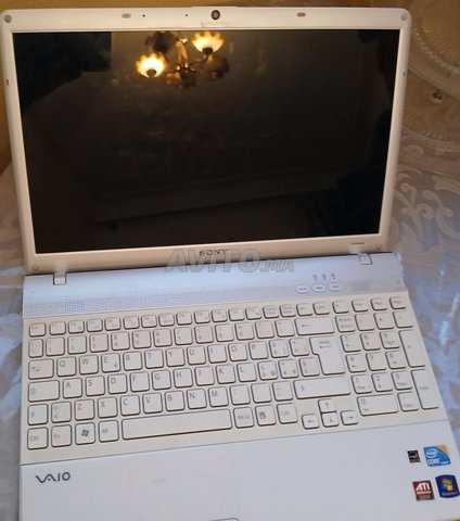 حاسوب Sony Vaio مع الشاحن الخاص به للبيع 