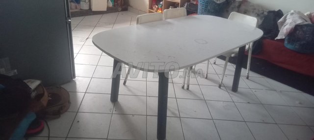 table ikea 1,8 m avec 3 chaises
