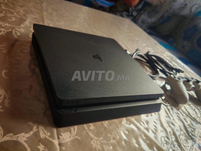 Sony PS4 slim 9.00 Flashé 1 manette et 14 jeux