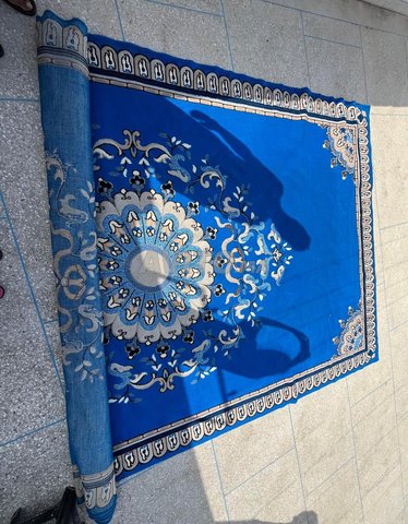 des matelas et un tapis 