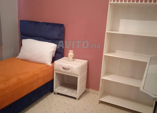 Chambre partagée pour filles et étudiantes uniquement, équipée et dans un endroit calme