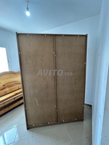 Placard à vêtements avec portes coulissantes