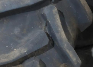 Pneu arrière de tractopelle JCB