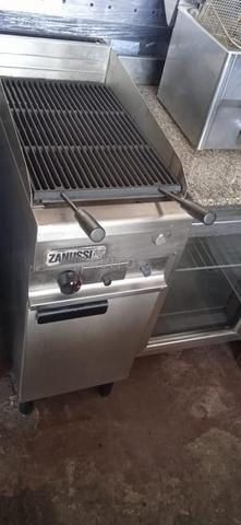 grille pierre volcanique sur placard zanussi 