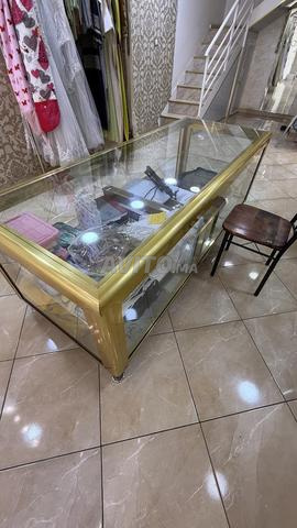 Vitrine-comptoir en verre avec cadre doré 