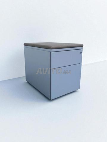 وحدة تخزين مكتبية ذات درجين مع سطح علوي من القماش