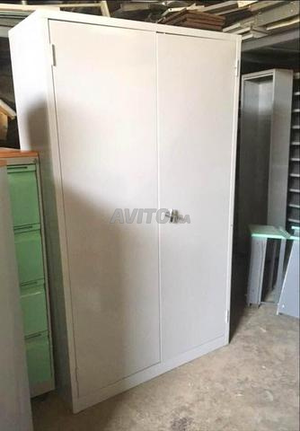 armoire métallique avec porte battante