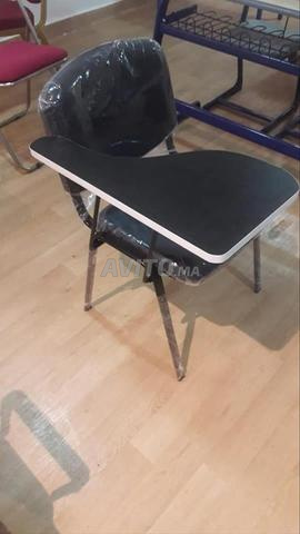 matérial de scolaires avec les chaises écritoires