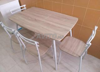 Table et chaises à vendre