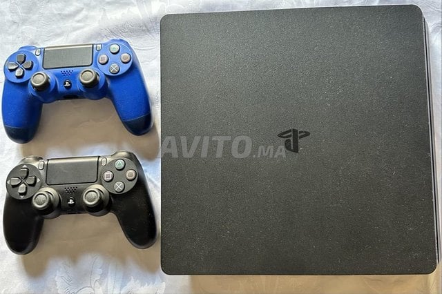 PS4 Slim 500Gb plus 2 Manette très Bon Etat