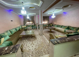 منزل للبيع يتكون من طابقين و محلات تجارية