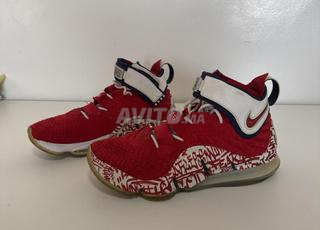 Nike LeBron James 17 edition graffiti rouge