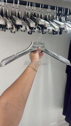 cintre de luxe en tres bon etat comme neuf 