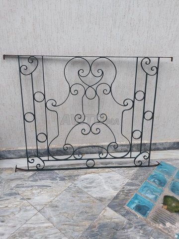 grillage de fenêtre en fer forgé 