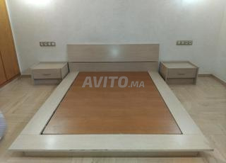 Lit et 2 tables de nuit sans matelas