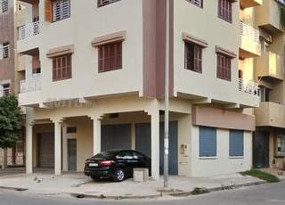 Maison commerciale à vendre dans un excellent emplacement et à un prix très raisonnable