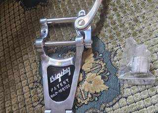 Bidgby orogonal poir guitare archtop 