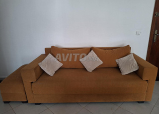 Deux canapé plus un pouf 