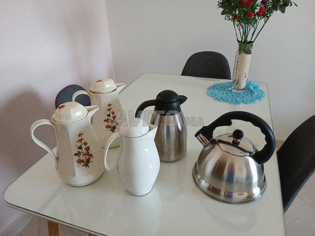 4 gros thermos et bouilloire à sifflet