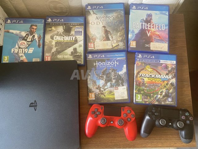 PS4 slim a vendre avec deux manettes et 6 jeux 