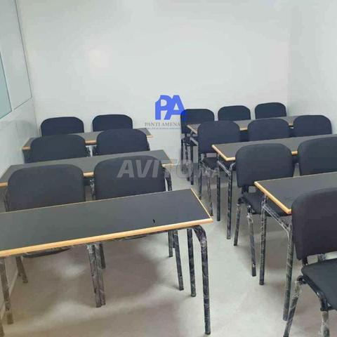 طاولة مزدوجة مع فاصل بين التلاميذ