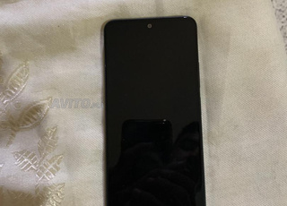 هاتف من نوع ريدمي مزال نقي شي حاجة مليحة