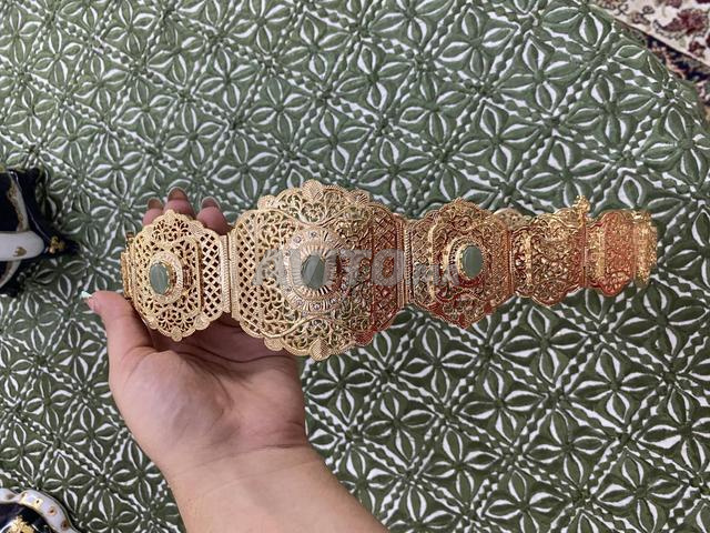 مضمة بالنحاس مشللة بالدهب و منبتة بالاحجار الحرة