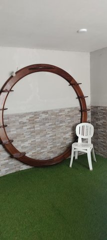 Grand cadre rond en bois avec étagères intégrées