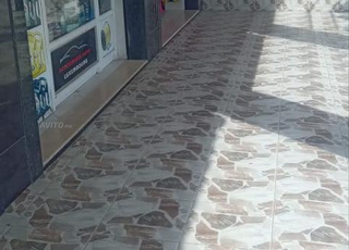 UN LOCAL   COMMERCIAL 