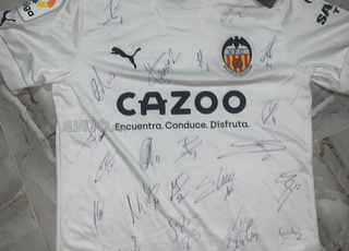 قميص فالنسيا أوريجينال ممضي من طرف اللاعبين