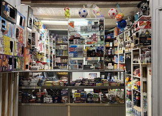 محل تجاري بقال للبيع مع او بدون سلعة 