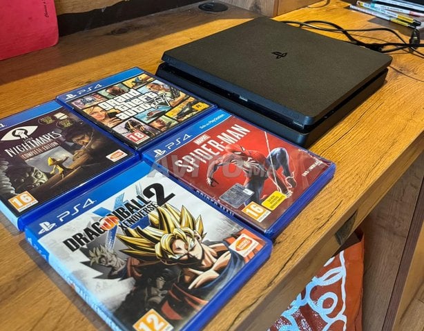 PS4 Slim avec 4 jeux -Excellent état prête à jouer