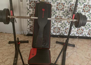 un ensemble complet d'équipement de musculation