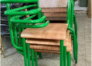 Chaises et tables de scolaire bon prix A 