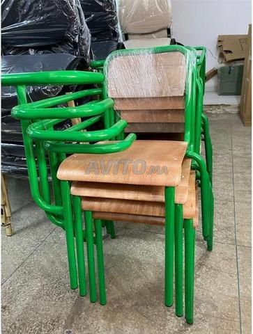 Chaises et tables de scolaire bon prix A 