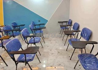 كراسي مع لوحة أسعار الموزع