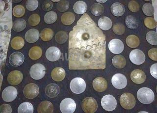 محفظة جلد حقيقية بها نقود قديمة