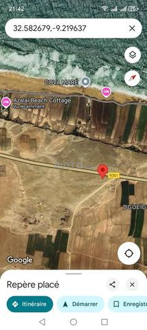 ارض للبيع على طريق و البحر بين الكاب و الجليات 