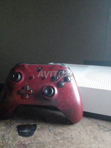 XBOX ONE S AVEC 3 MANETTES