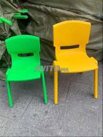les chaises avec table pour la créche