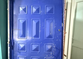 La porte est en bon état 