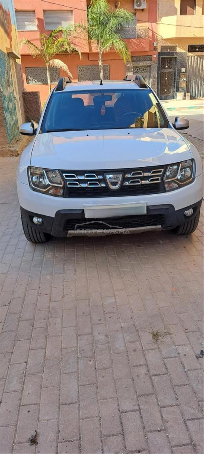 dacia duster de couleur blanche 