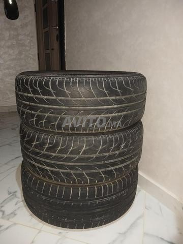 Pneus pour voiture à vendre.