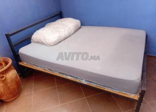 Vends lit avec sommier intégré et matelas