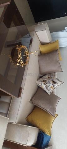 Ensemble canapé et table en excellent état.