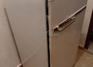 ثلاجة متوسطة الحجم