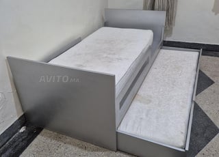 lit enfant avec coiffeuse