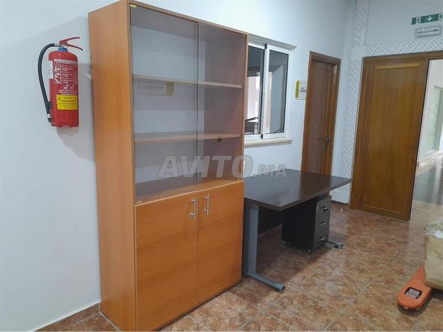 DES BUREAUX ET ARMOIRE ET SALLE DE REUNION 