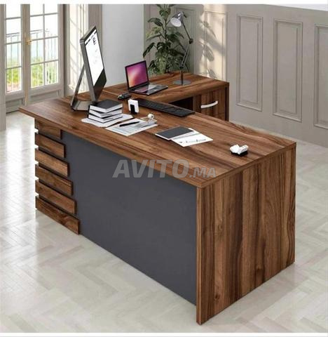  DES BUREAUX ET TABLE DE RÉUNION ET ARMOIRE  