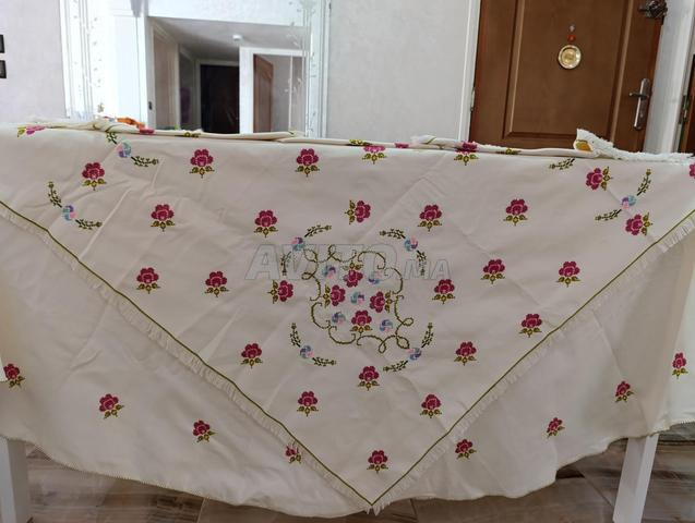 مفرش طاولة قطعتين و12 مريشات وغطاء طبق - 2